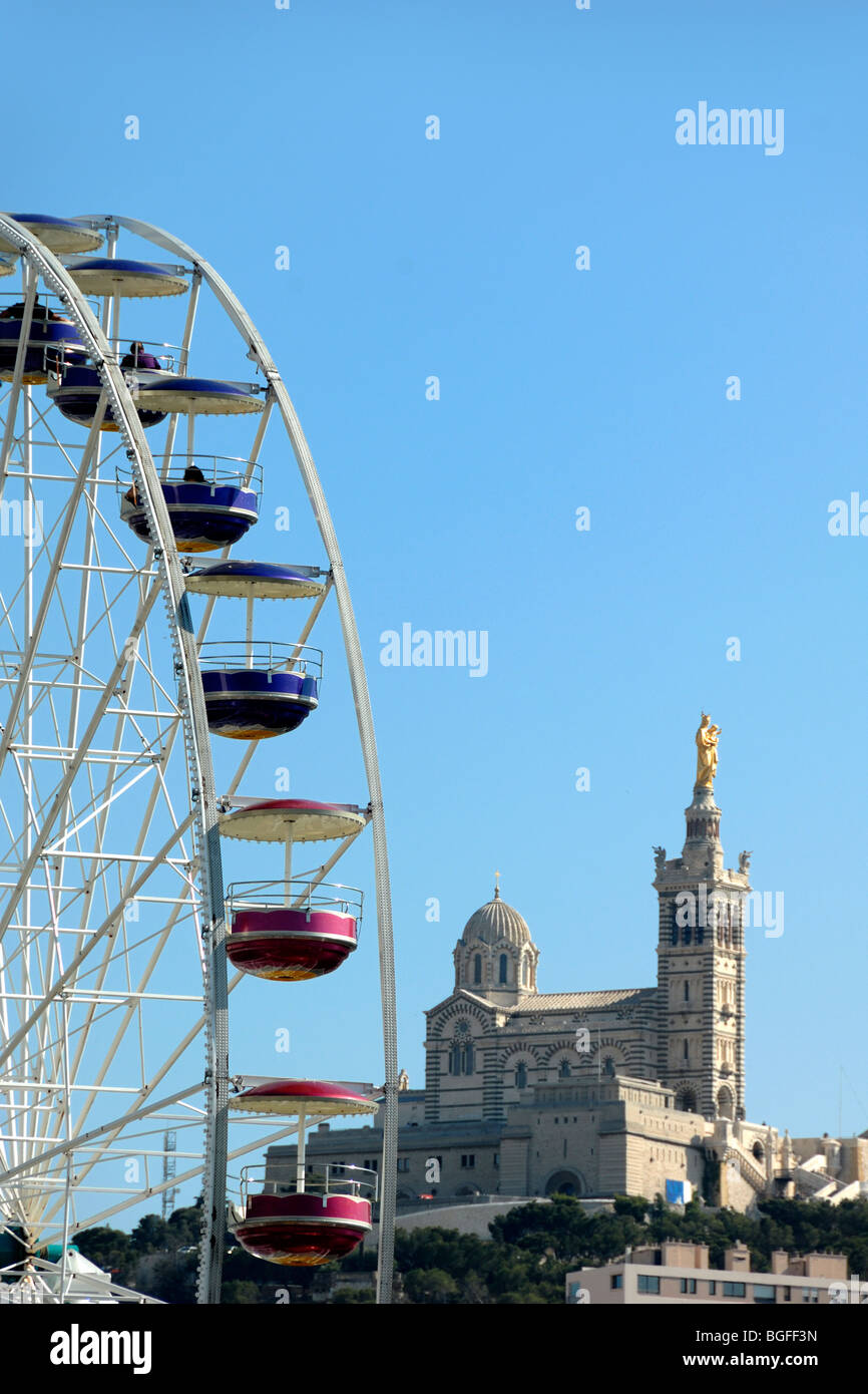Grande Roue & Notre-Dame ou Notre Dame de la Garde Basilique ou sur la Colline, Marseille ou Marseille, Provence, France Banque D'Images