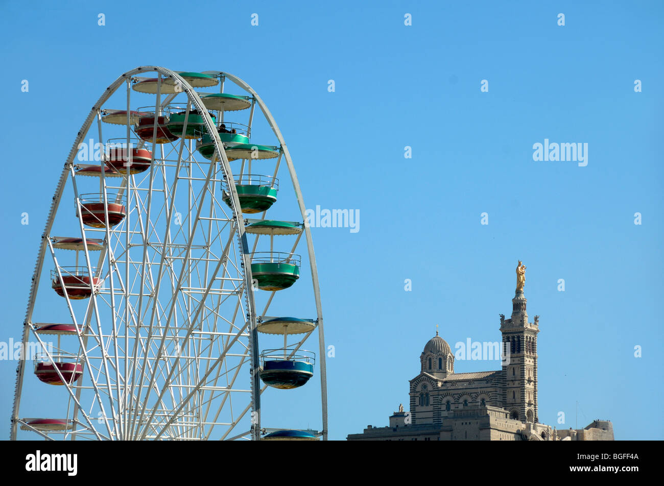 Grande roue ou roue d'observation et église notre-Dame ou notre-Dame de la Garde, Marseille ou Marseille, Provence, France Banque D'Images