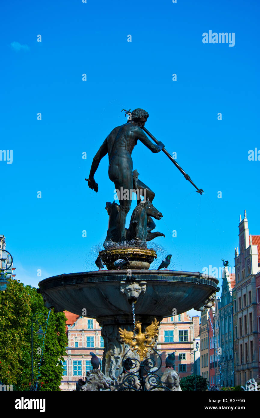 Fontaine de Neptune, les façades et les pignons des maisons de marchands au centre historique de la vieille ville de Gdansk, Pologne | Neptun Brunnen, Danzig, Pologne Banque D'Images