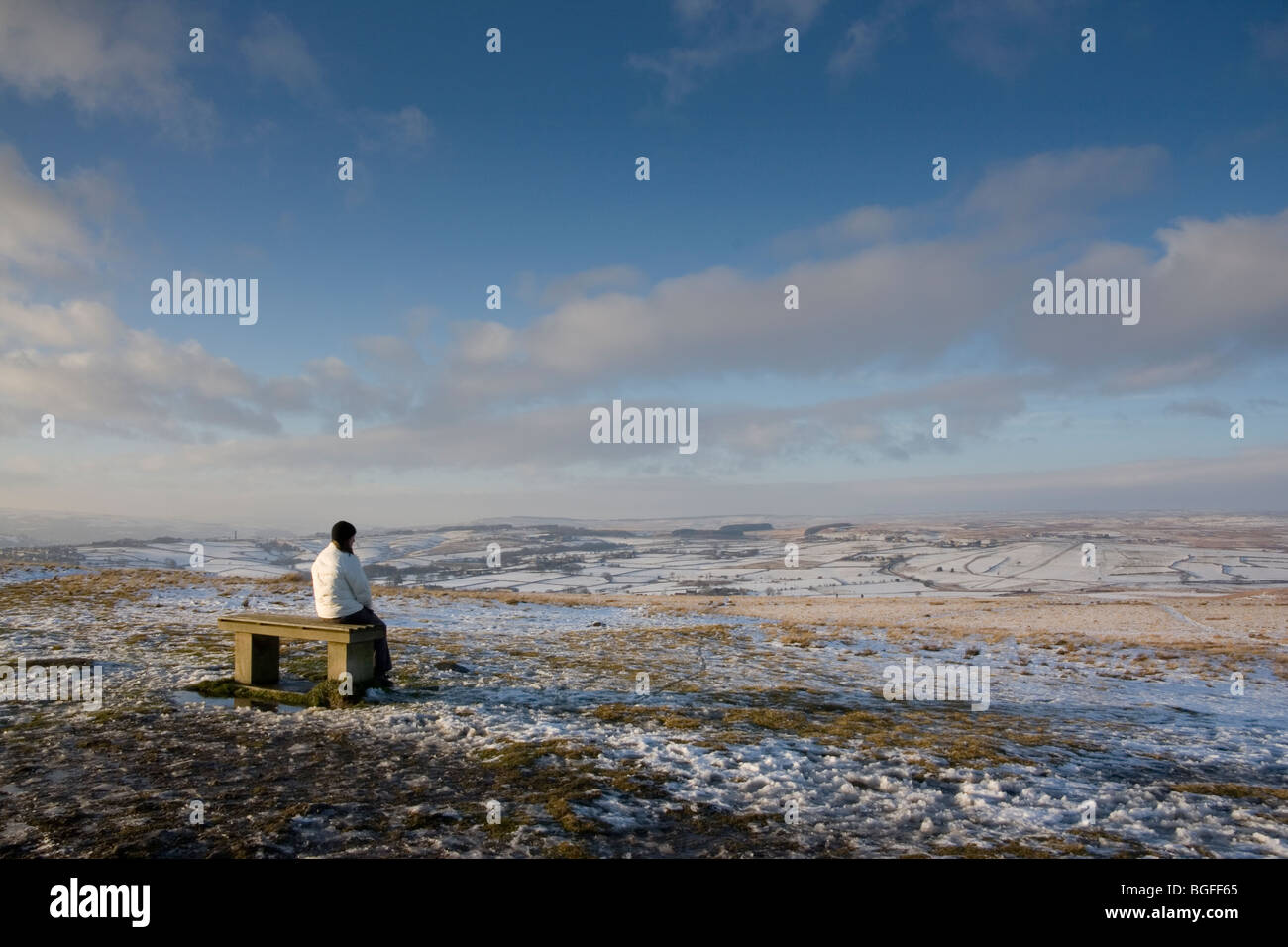 Un walker prend dans la vue du dessus de Baildon Moor, près de Bradford West Yorkshire Banque D'Images