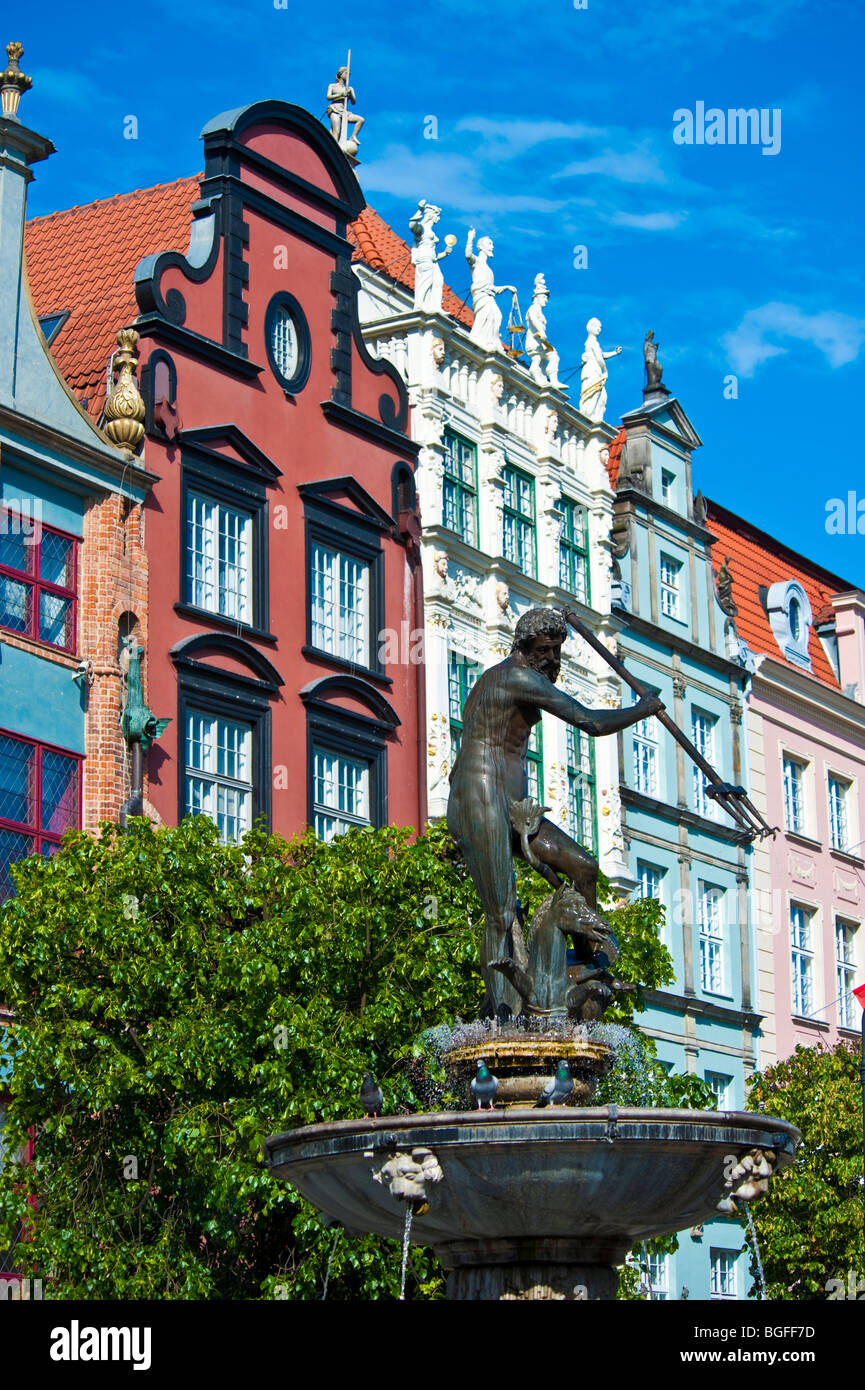 Fontaine de Neptune, les façades et les pignons des maisons de marchands au centre historique de la vieille ville de Gdansk, Pologne | Neptun Brunnen, Danzig, Pologne Banque D'Images