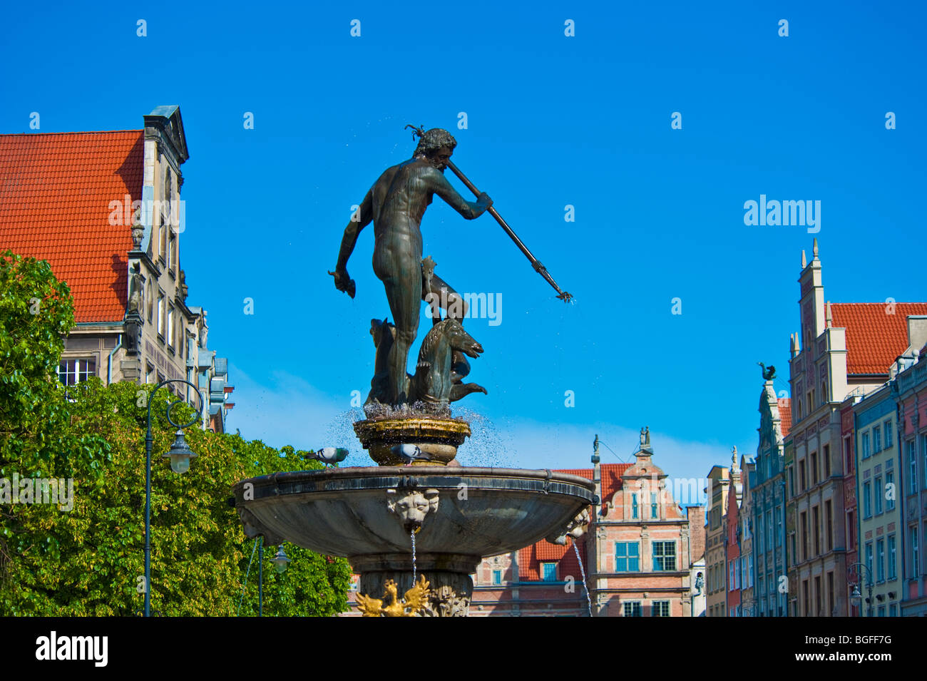 Fontaine de Neptune, les façades et les pignons des maisons de marchands au centre historique de la vieille ville de Gdansk, Pologne | Neptun Brunnen, Danzig, Pologne Banque D'Images