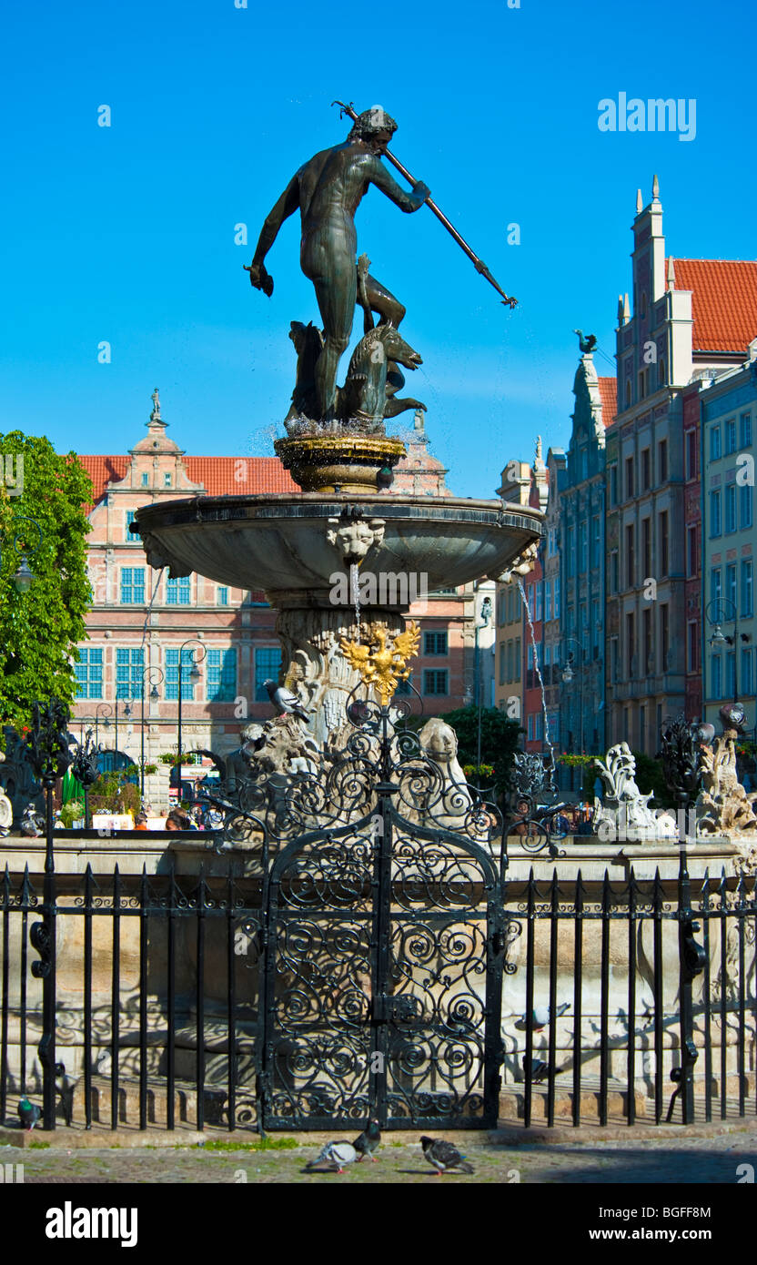 Fontaine de Neptune, les façades et les pignons des maisons de marchands au centre historique de la vieille ville de Gdansk, Pologne | Neptun Brunnen, Danzig, Pologne Banque D'Images