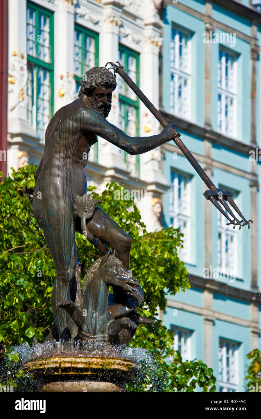 Fontaine de Neptune, les façades et les pignons des maisons de marchands au centre historique de la vieille ville de Gdansk, Pologne | Neptun Brunnen, Danzig, Pologne Banque D'Images