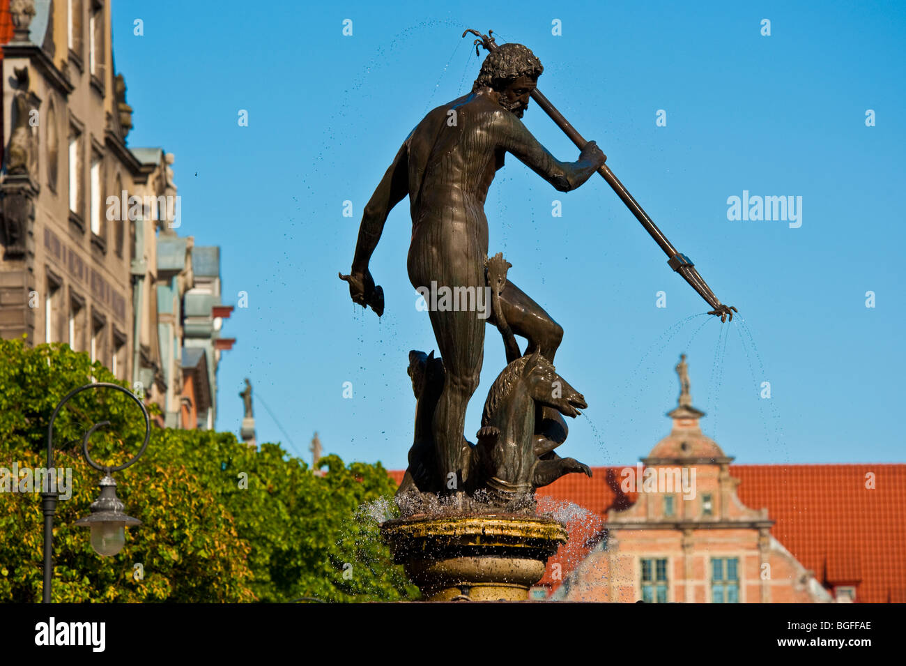 Fontaine de Neptune, les façades et les pignons des maisons de marchands au centre historique de la vieille ville de Gdansk, Pologne | Neptun Brunnen, Danzig, Pologne Banque D'Images