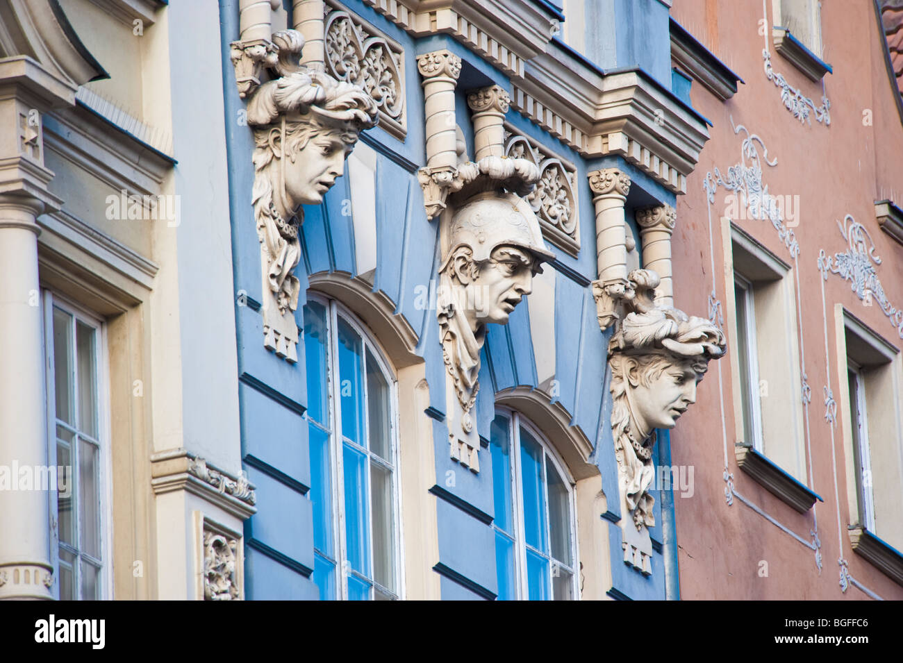 Détails des façades et pignons de maisons de marchands au centre historique de la vieille ville de Gdansk, Pologne | Giebel von historischen Häusern Danzig Banque D'Images