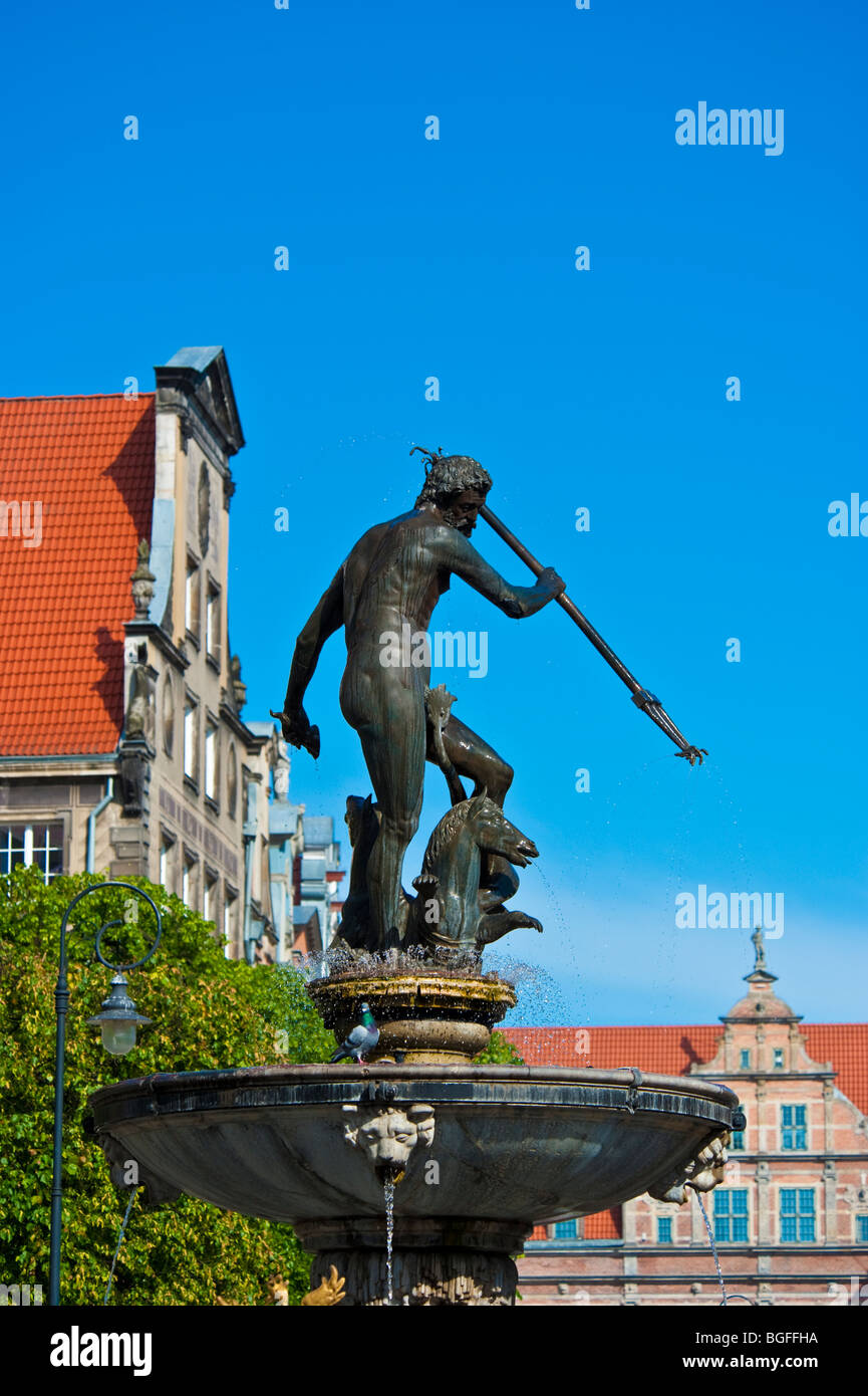 Fontaine de Neptune, les façades et les pignons des maisons de marchands au centre historique de la vieille ville de Gdansk, Pologne | Neptun Brunnen, Danzig, Pologne Banque D'Images