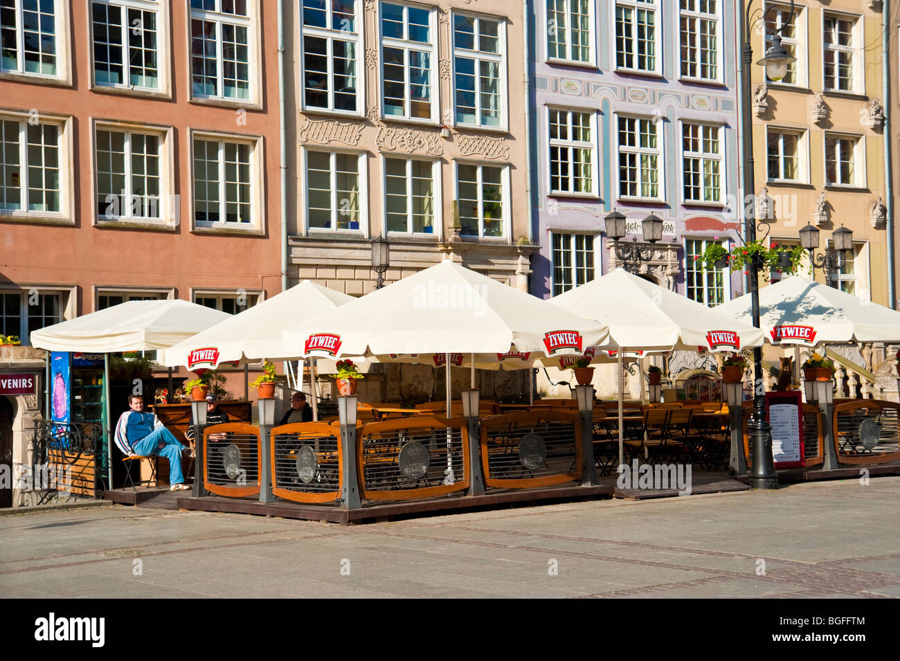 Café-terrasse en face de maisons de marchands au centre historique de la vieille ville de Gdansk, Pologne | Giebel von historischen Häusern Danzig Banque D'Images