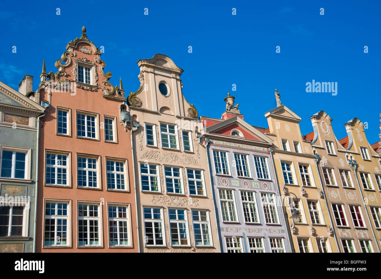 Façades et pignons de maisons de marchands au centre historique de la vieille ville de Gdansk, Pologne | Giebel von historischen Häusern Danzig Banque D'Images