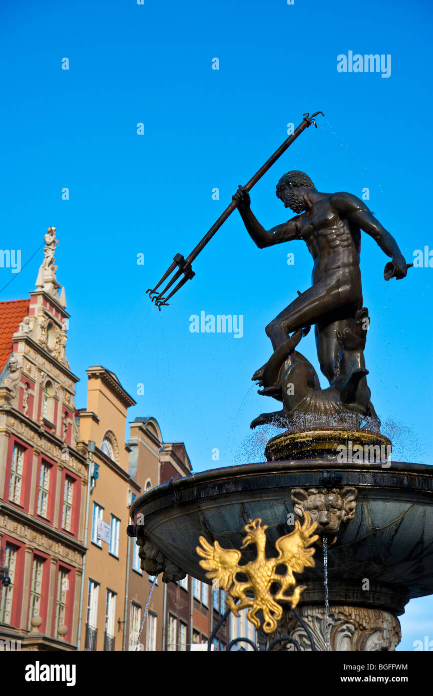 Fontaine de Neptune, les façades et les pignons des maisons de marchands au centre historique de la vieille ville de Gdansk, Pologne | Neptun Brunnen, Danzig, Pologne Banque D'Images