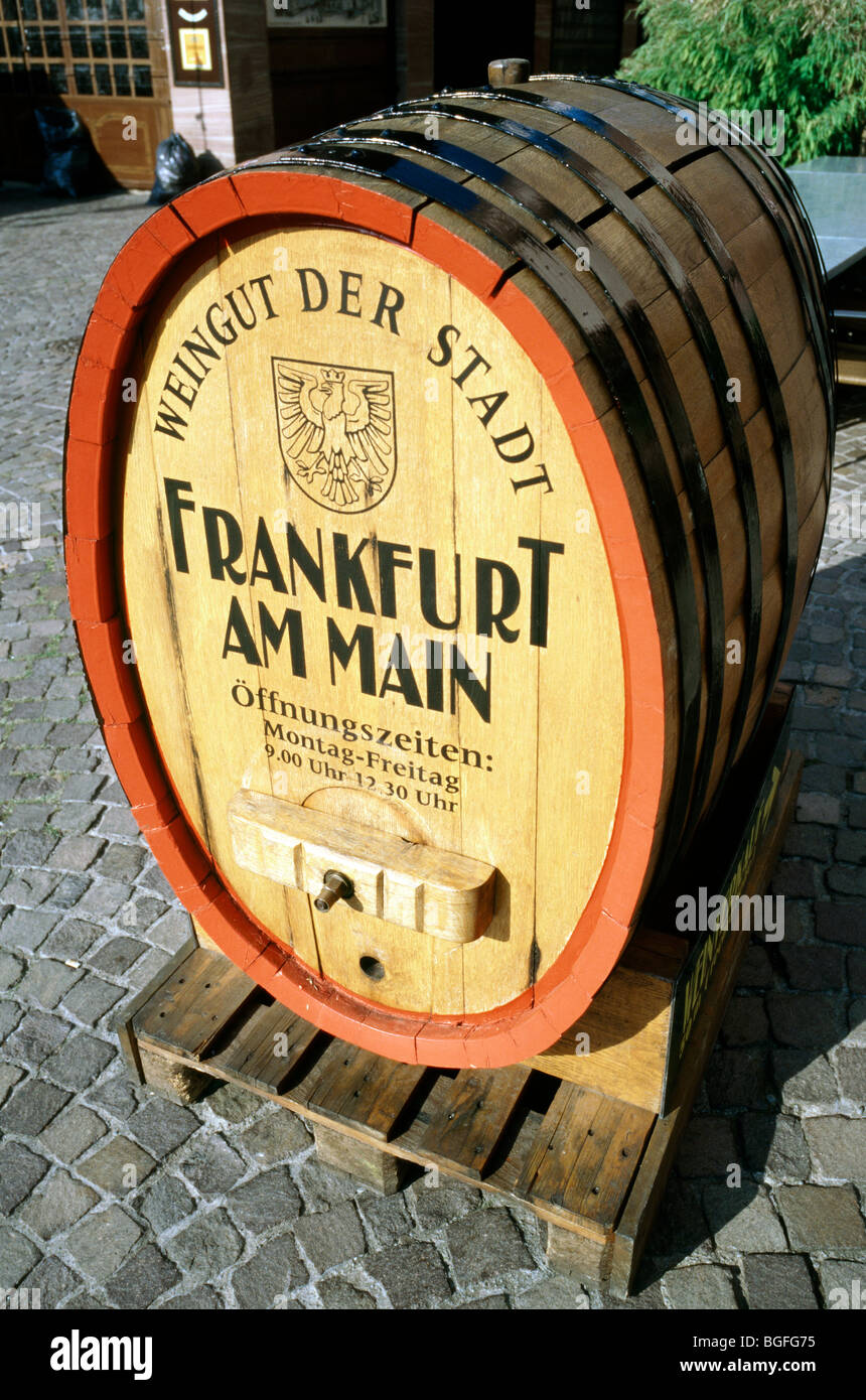 Août 20, 2009 - le vin en bois baril en face de Römer (hôtel de ville) à Römerberg dans la ville allemande de Francfort. Banque D'Images