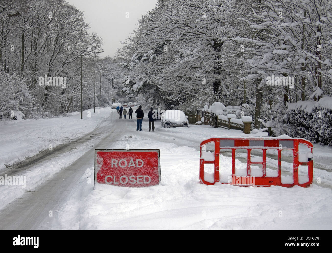 Route principale fermée par de fortes chutes de neige dans la région de Epsom, Surrey avec voitures abandonnées Banque D'Images