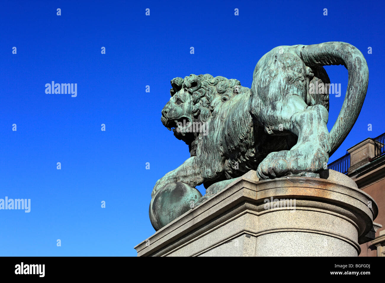 Lion de bronze près de Palais Royal, Stockholm, Suède Banque D'Images