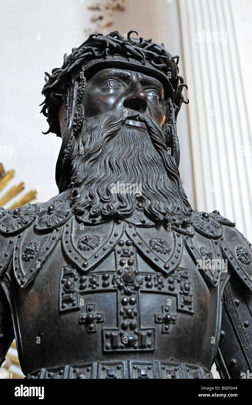 Statue en bronze (16ème siècle), l'Église Hofkirche, Innsbruck, Tyrol, Autriche Banque D'Images