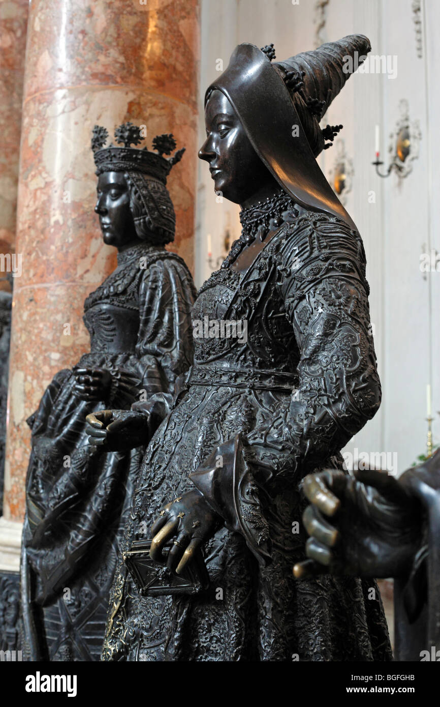 Des statues en bronze (16ème siècle), l'Église Hofkirche, Innsbruck, Tyrol, Autriche Banque D'Images