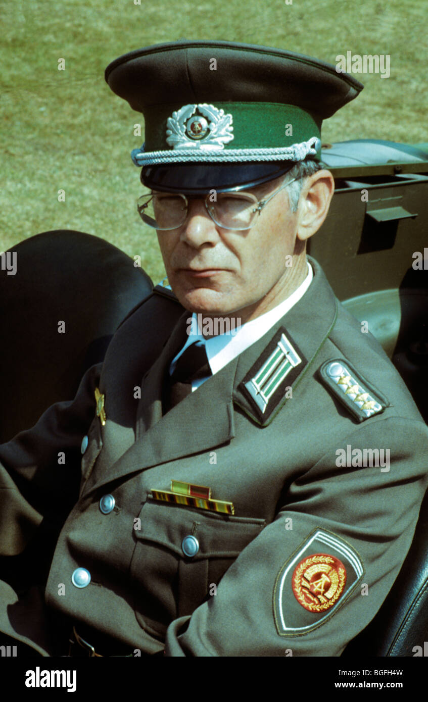 L'Allemagne, RDA, DDR, Officier de l'Armée de l'ANV, reconstitution historique militaire soldat 20e siècle uniformes uniforme Allemand Banque D'Images