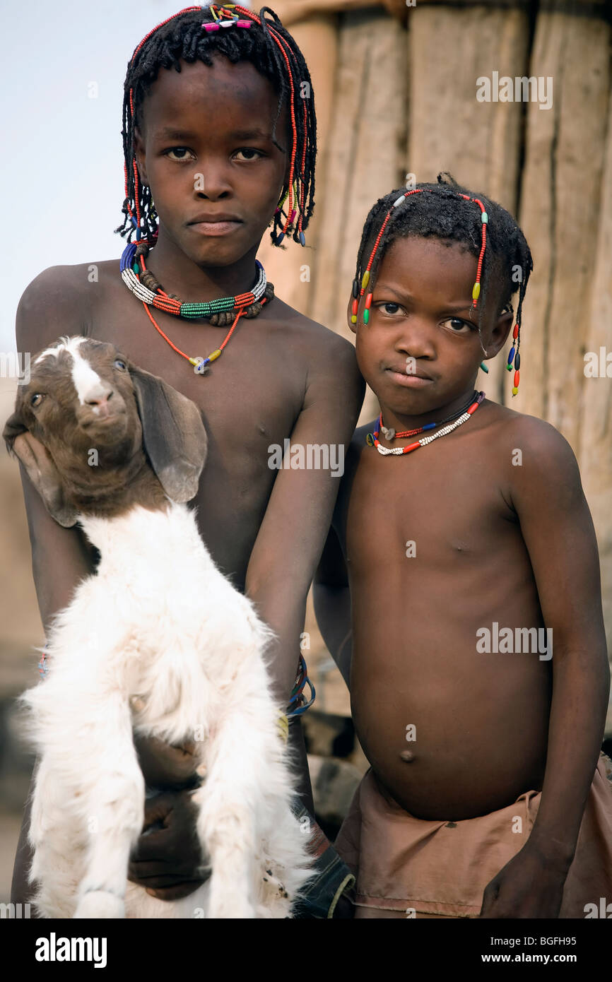 Les jeunes filles de la tribu de l'Ovambo, le nord de la Namibie Banque D'Images