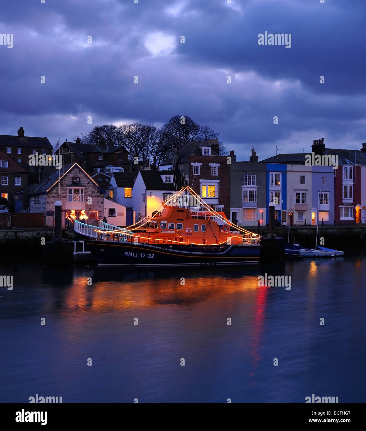 Bateau de la vie à Weymouth au crépuscule. Dorset UK. Banque D'Images