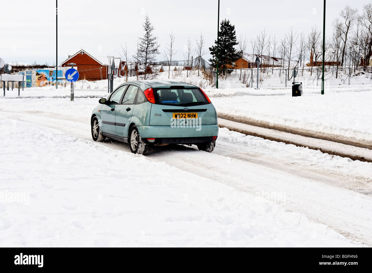 Circuler en hiver car la conduite dans la neige sur une route urbaine Banque D'Images