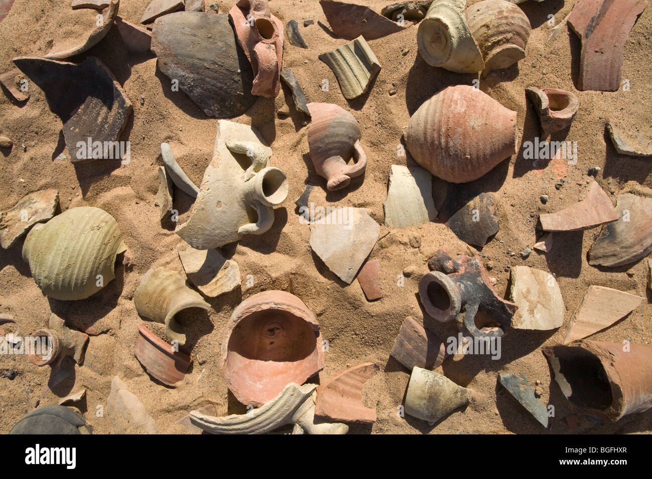 Des piles de vieux tessons de poterie sur le sol du désert à Daydamus Roman Fort dans l'Est du désert d'Égypte, l'Afrique du Nord Banque D'Images