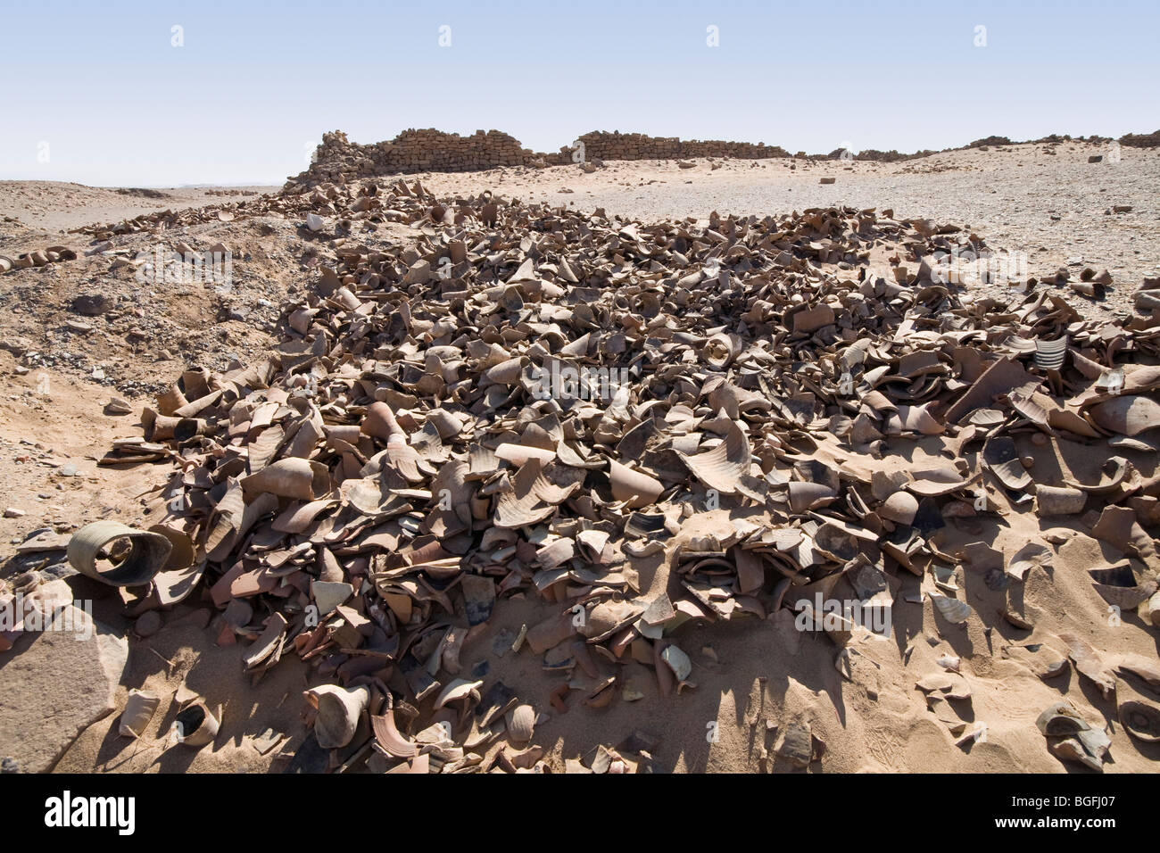 Des piles de vieux tessons de poterie sur le sol du désert à Daydamus Roman Fort dans l'Est du désert d'Égypte, l'Afrique du Nord Banque D'Images