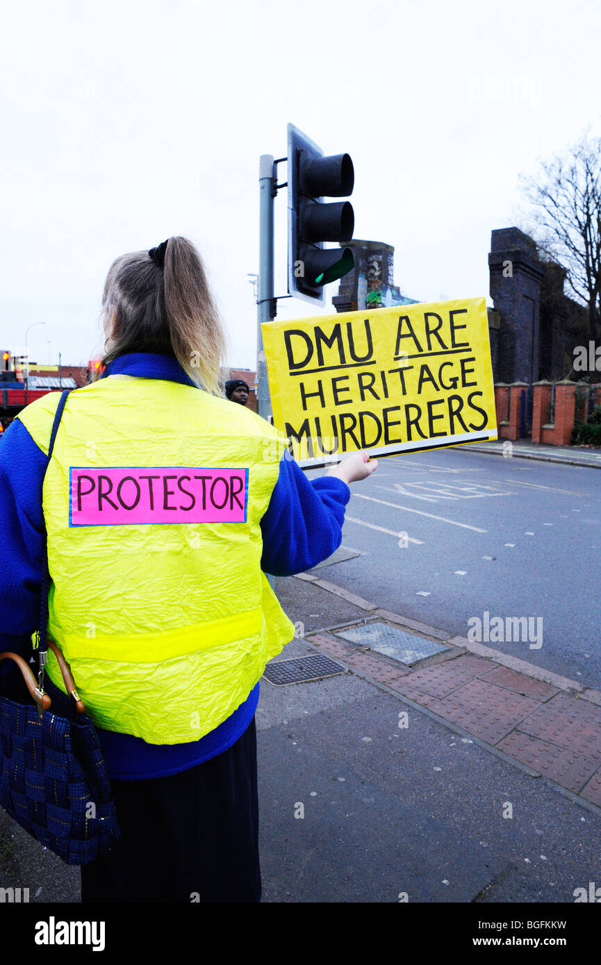 Manifestant sur corde de l'ARC la démolition de ponts dans la région de Leicester par l'université de Montfort dmu Banque D'Images