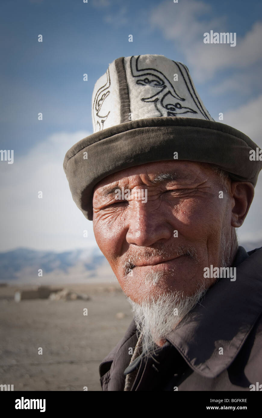 Portrait d'un vieil homme avec chapeau traditionnel kirghize (Kalpak),  Karakul, Tadjikistan Photo Stock - Alamy