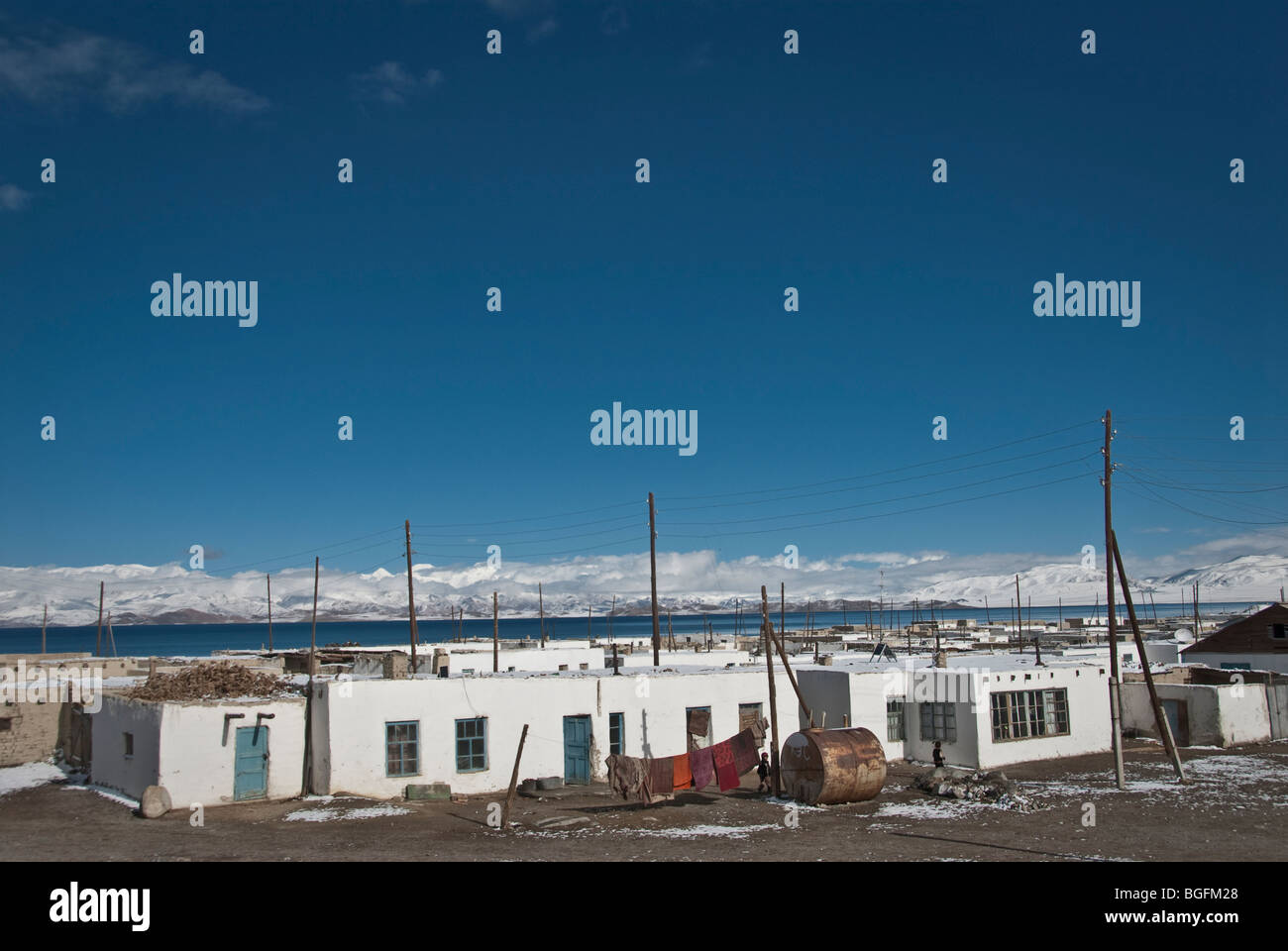 Vue sur le village du lac Karakul, Tadjikistan Banque D'Images