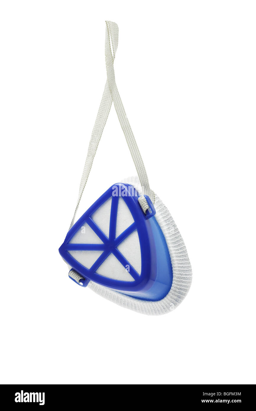 Masque de protection bleu suspendu sur fond blanc Banque D'Images