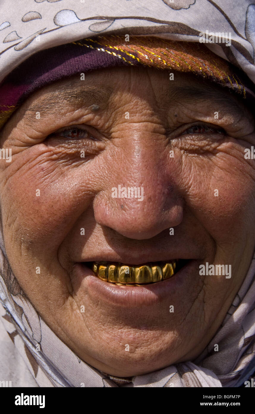 Portrait de femme de la région avec les dents d'or smiling at the camera, Karakul, Tadjikistan Banque D'Images