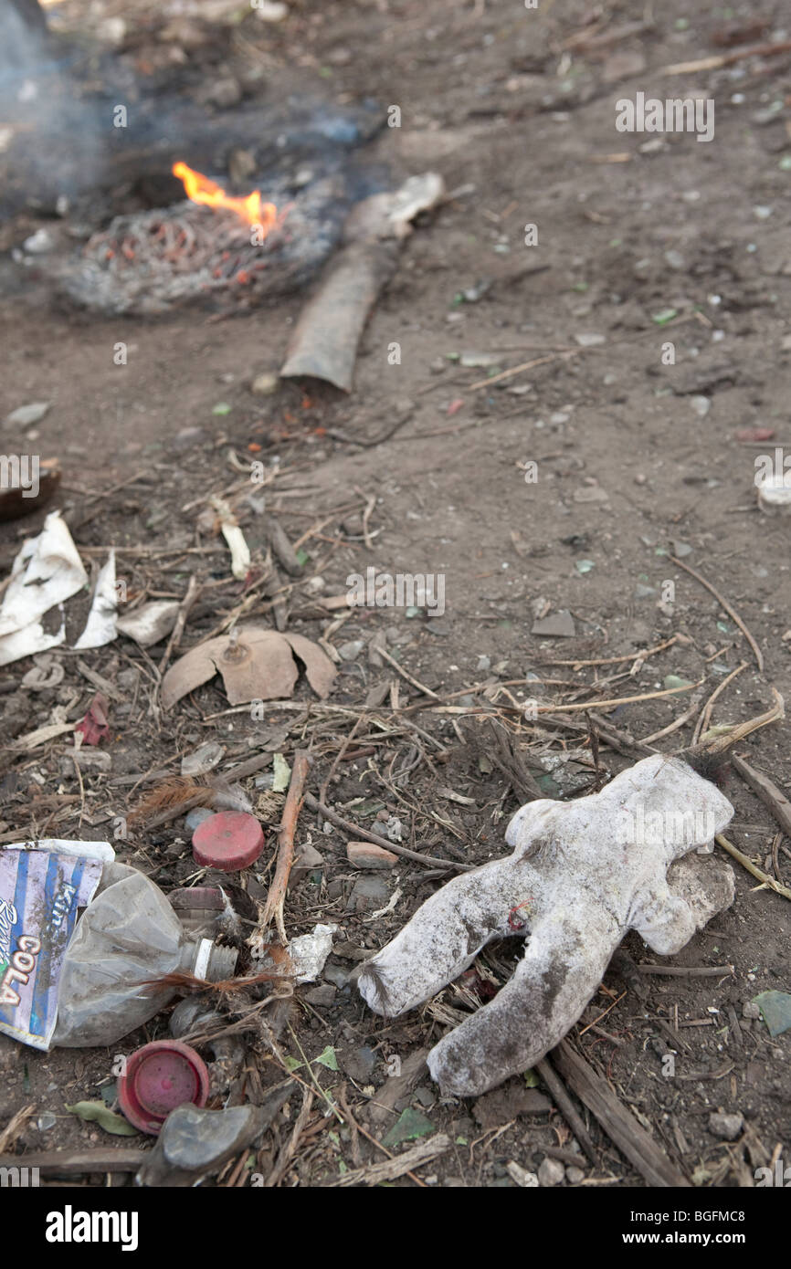 Dragonsidebelgium une poupée dans un cimetière à Gonaïves, Haïti, Département de l'Artibonite Banque D'Images