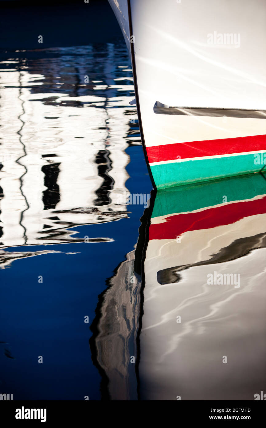 Réflexions de l'eau et la pêche voile arc dans le port de Portland, Maine USA Banque D'Images