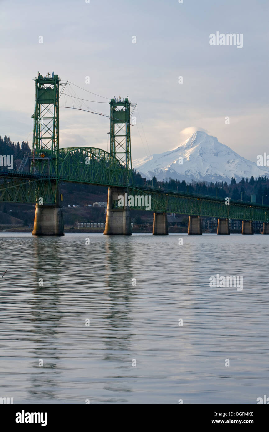 Hood River Bridge et Mt. Hood Banque D'Images