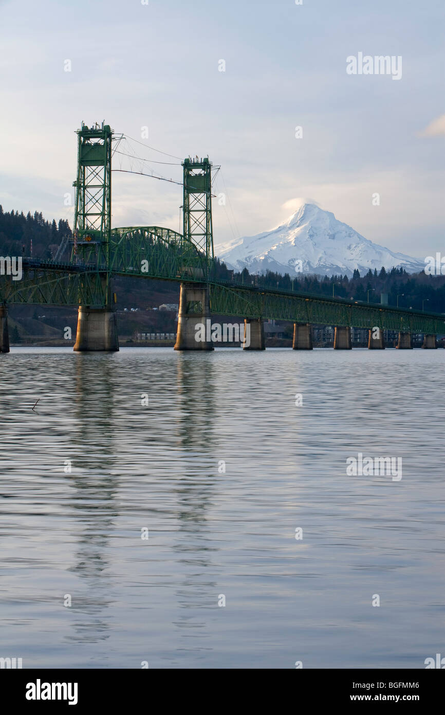 Hood River Bridge et Mt. Hood Banque D'Images