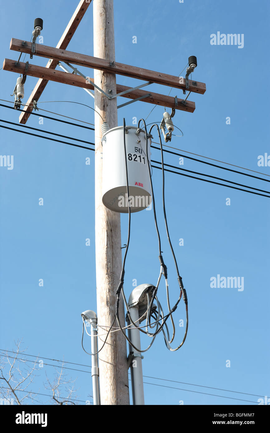 Lignes électriques et d'un transformateur sur un poteau électrique