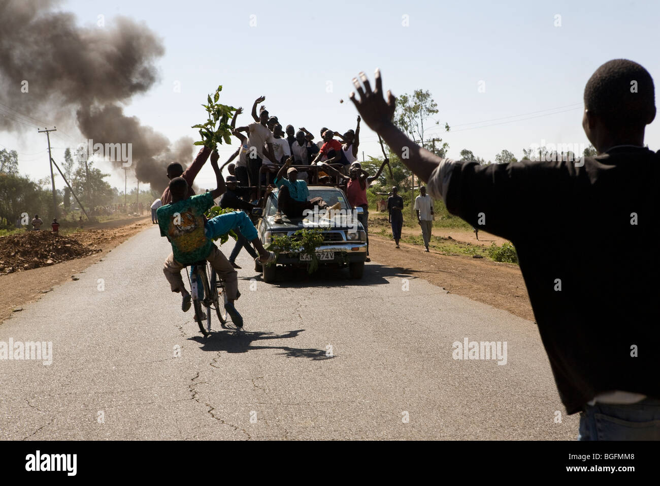 Des émeutiers et des pillards et des bicyclettes camions conseil pendant les violences post-électorales au Kenya, Kisumu, Kenya. Banque D'Images