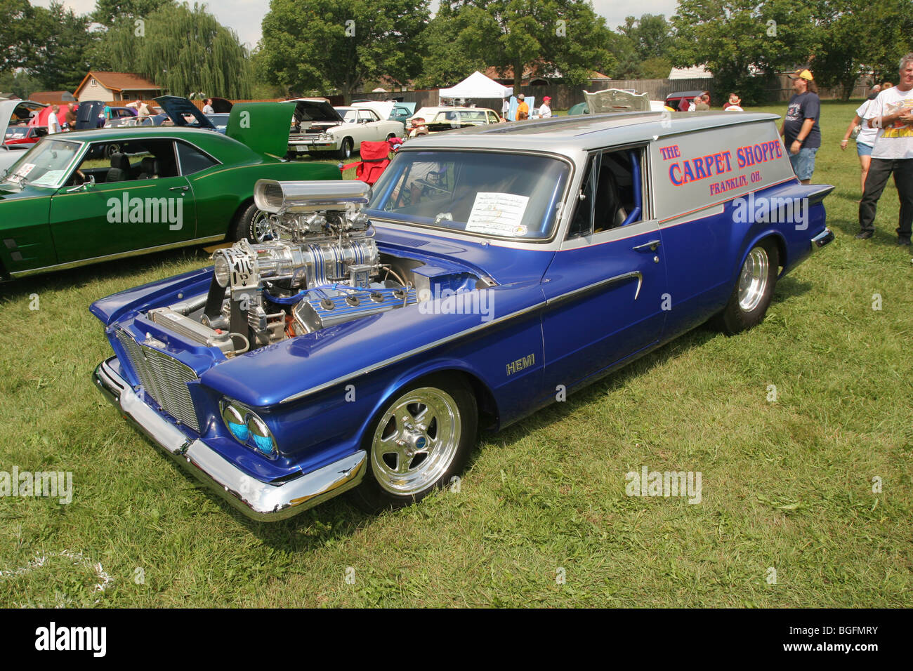 Auto- 1962 Valient Plymouth Street Rod avec soufflante du moteur. Banque D'Images