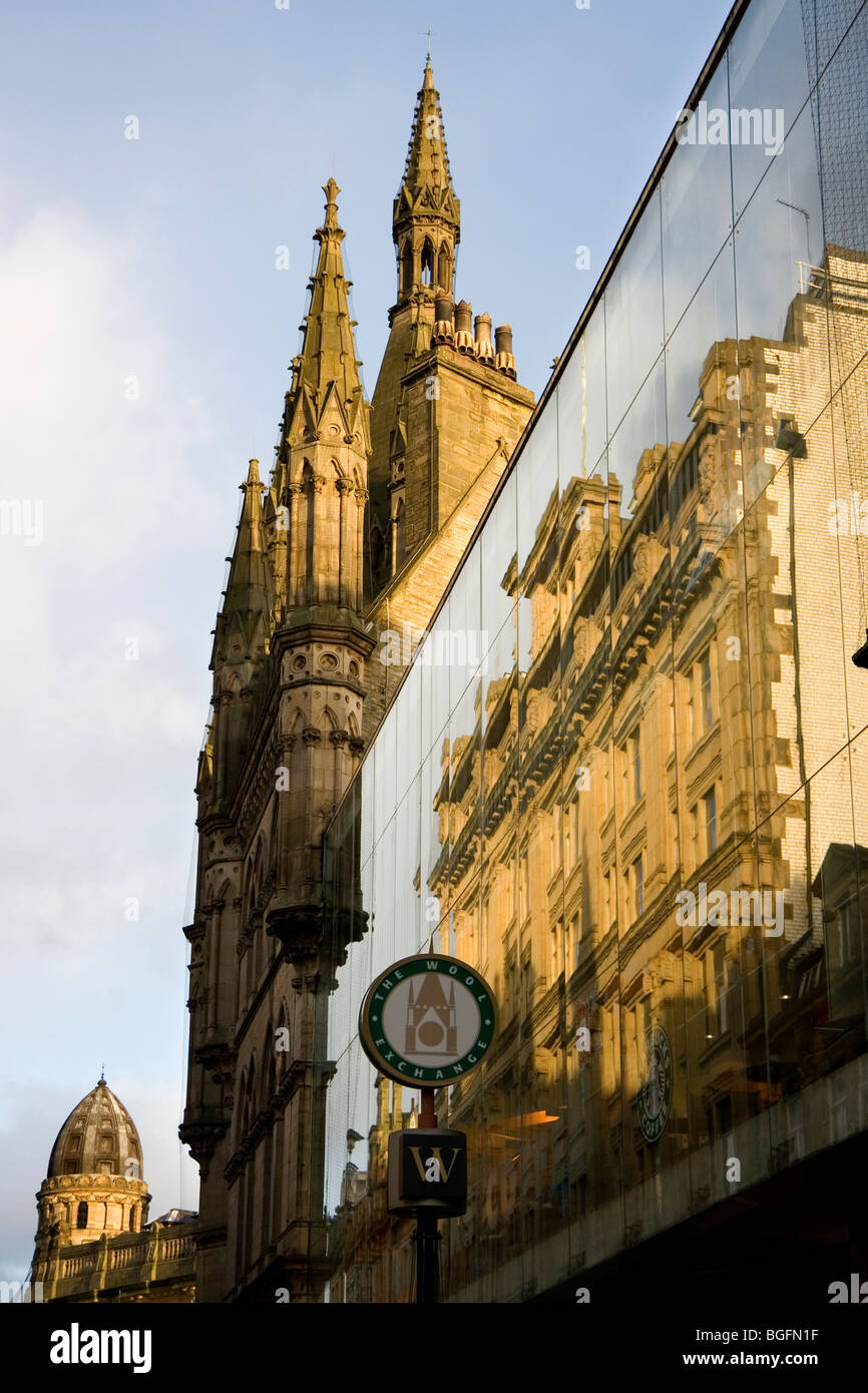 Les bâtiments du centre-ville, Bradford, West Yorkshire, y compris l'Wool Exchange- une amende de catégorie 1 néo-gothique classée monument historique Banque D'Images