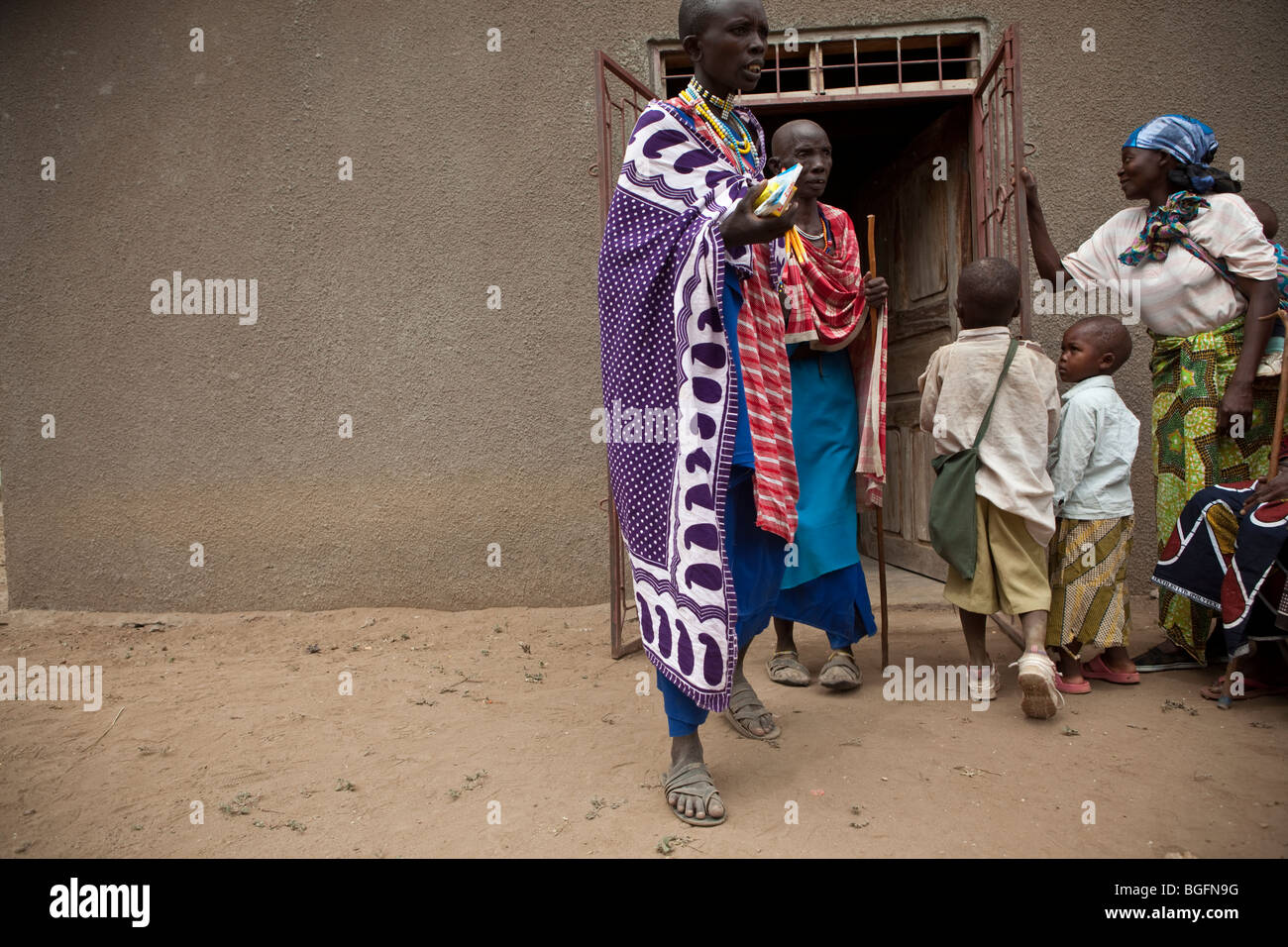 Les femmes masaï quitter un dispensaire médical en Tanzanie : région de Manyara, district de Simanjiro, village visité. Banque D'Images