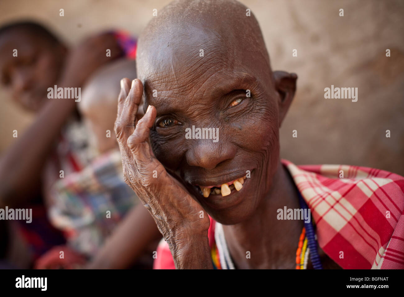 Une vieille femme Massaï, aveugle d'un œil, attend dans une clinique de Kilombero, Village de la région de Manyara, en Tanzanie. Banque D'Images
