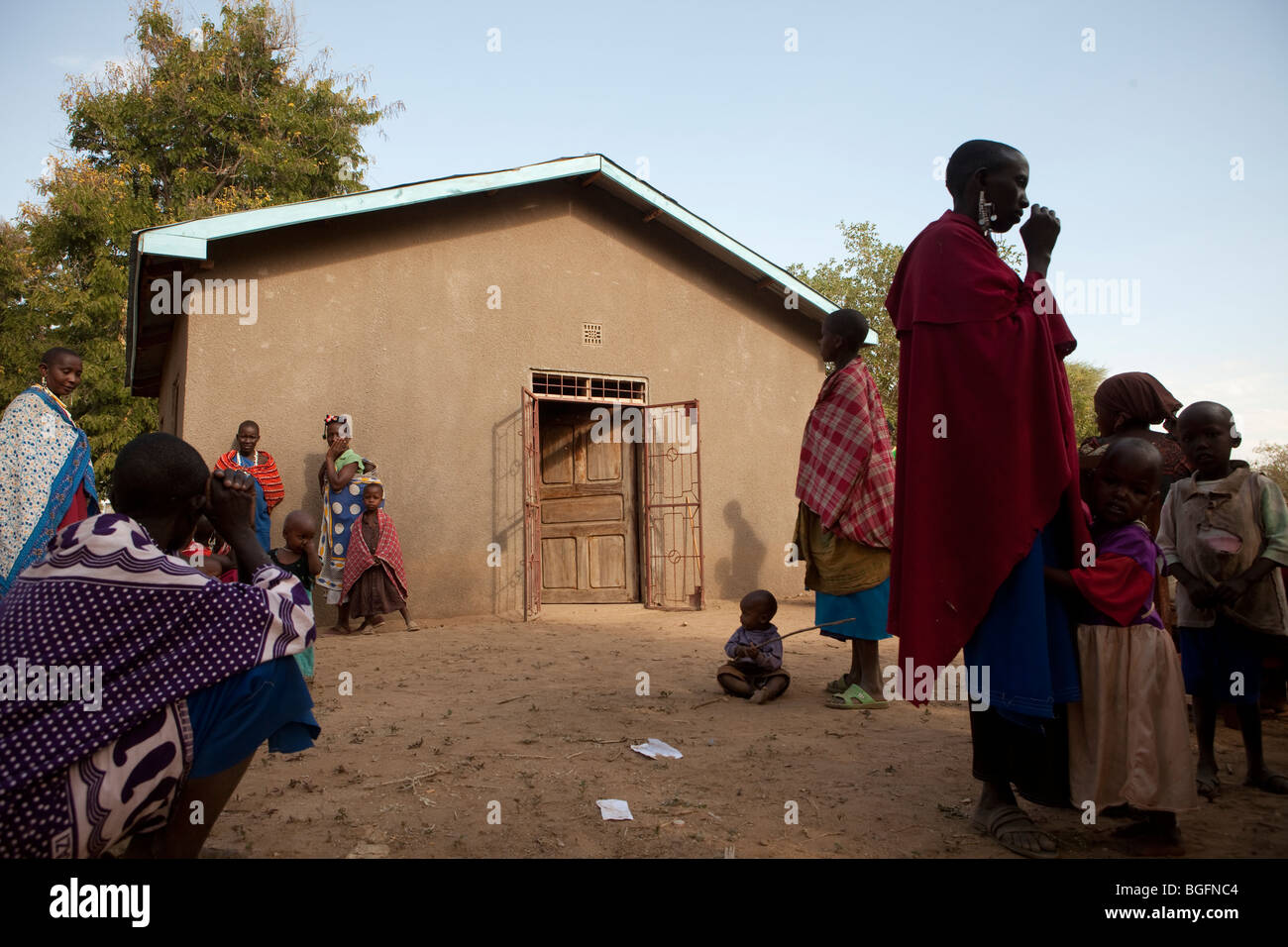 Les patients attendent d'être vu par un médecin d'un dispensaire médical en Tanzanie : région de Manyara, district de Simanjiro, village visité. Banque D'Images