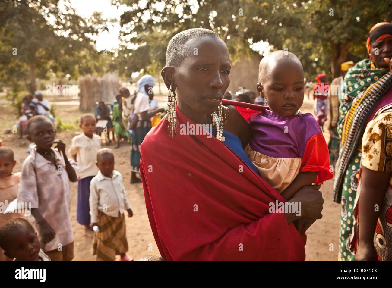 Une masaï à un dispensaire médical en Tanzanie : région de Manyara, district de Simanjiro, village visité. Banque D'Images