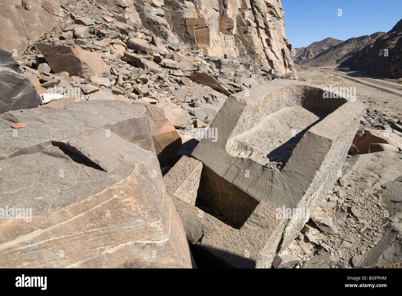 Sarcophage inachevé abandonné dans les carrières de schiste au Wadi Hammamat, les collines de la mer Rouge de l'Égypte. Banque D'Images