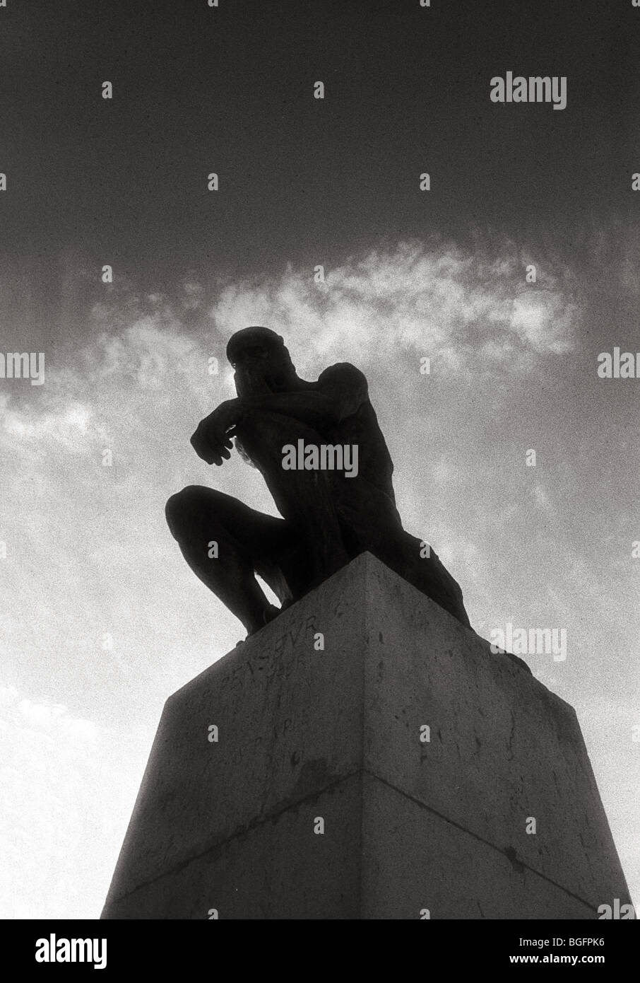 Auguste Rodin le penseur le penseur dans le jardin du Musée Rodin Paris a conseillé un usage éditorial uniquement (voir description) Banque D'Images