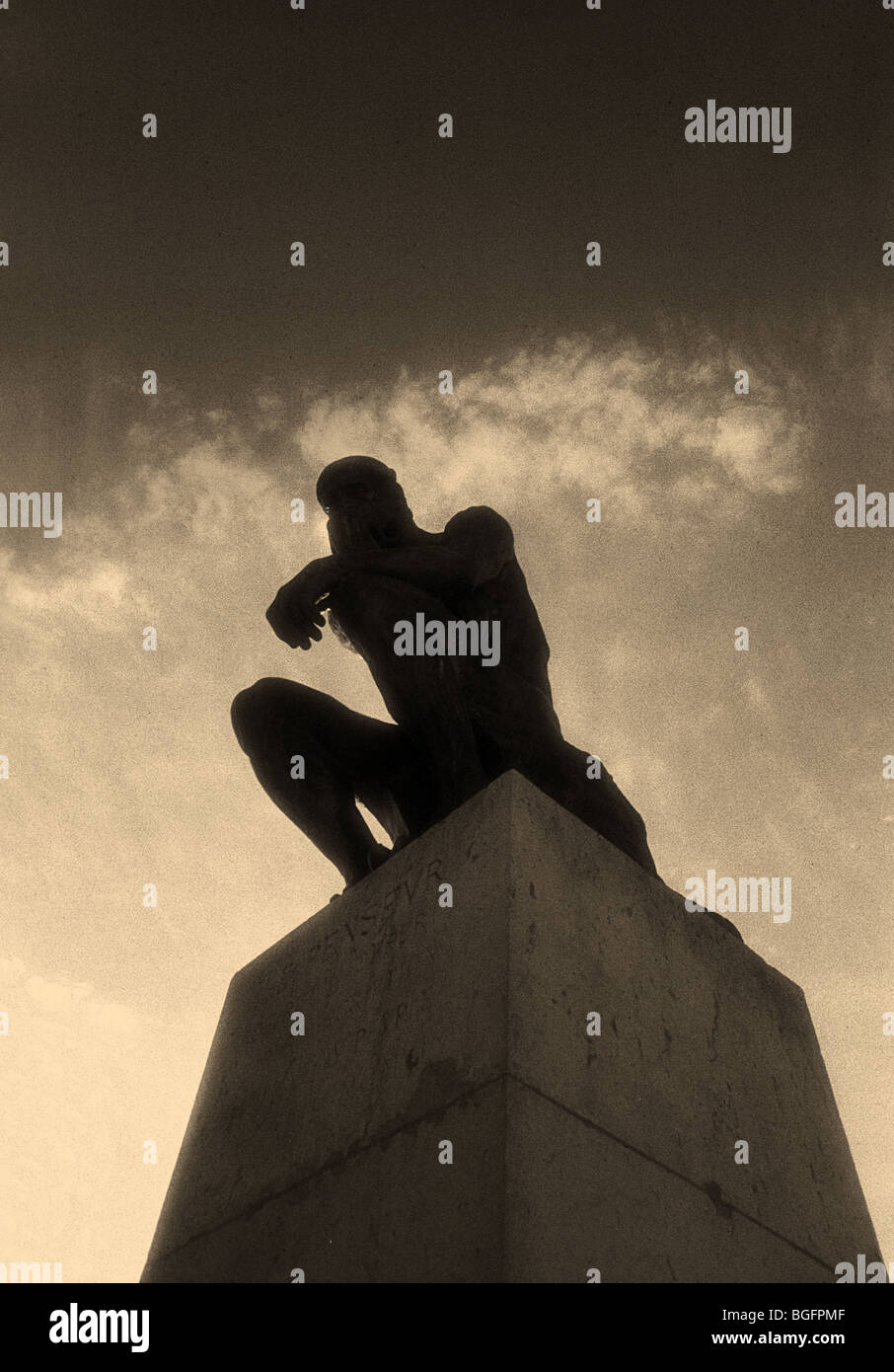 Auguste Rodin le penseur le penseur dans le jardin du Musée Rodin Paris a conseillé un usage éditorial uniquement (voir description) Banque D'Images