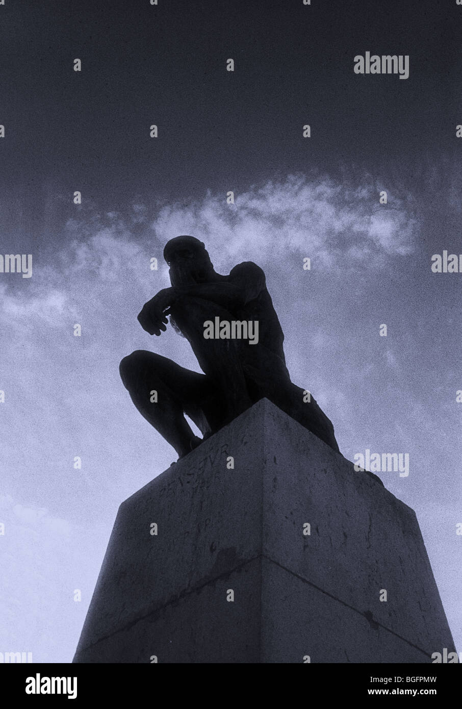 Auguste Rodin le penseur le penseur dans le jardin du Musée Rodin Paris a conseillé un usage éditorial uniquement (voir description) Banque D'Images