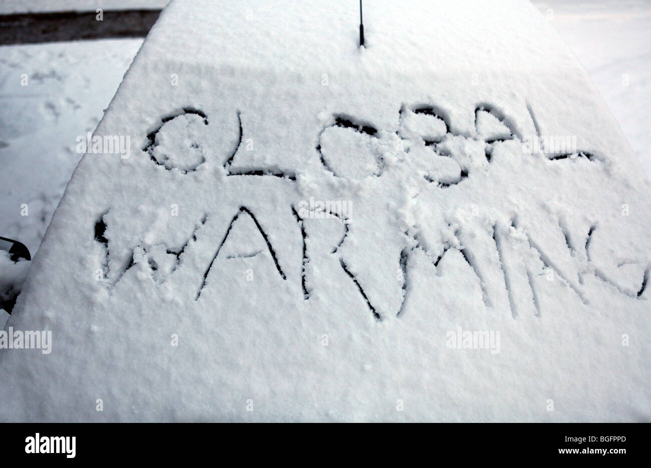 Un parking couvert de neige avec les mots le réchauffement écrit dans la neige dans le grand gel de 2010 Banque D'Images