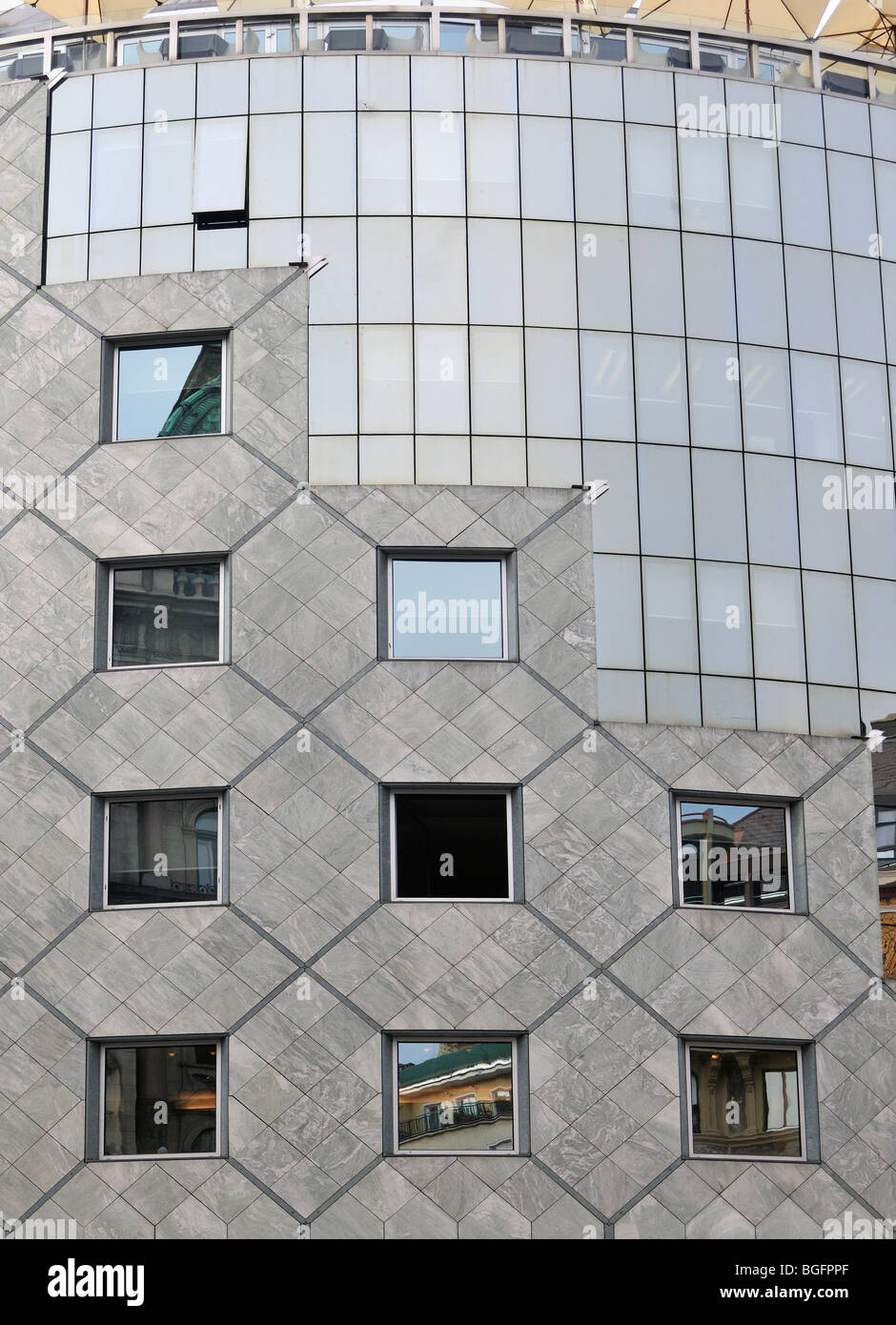 Détail de façade de bâtiment postmoderne Haas-Haus à Vienne (Wien), l'Autriche, conçu par l'architecte Hans Hollein Banque D'Images