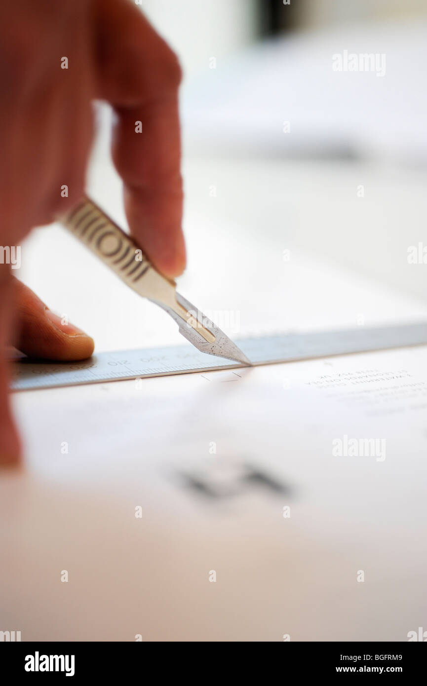 L'impression : un module de finition d'impression au travail le découpage, le taillage et la préparation de travail pour la livraison. Banque D'Images