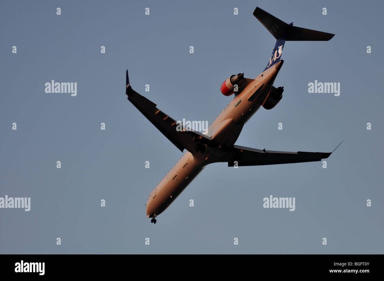 Bombardier CRJ900 SAS OY-KFC près de l'Aéroport International de Birmingham, UK Banque D'Images